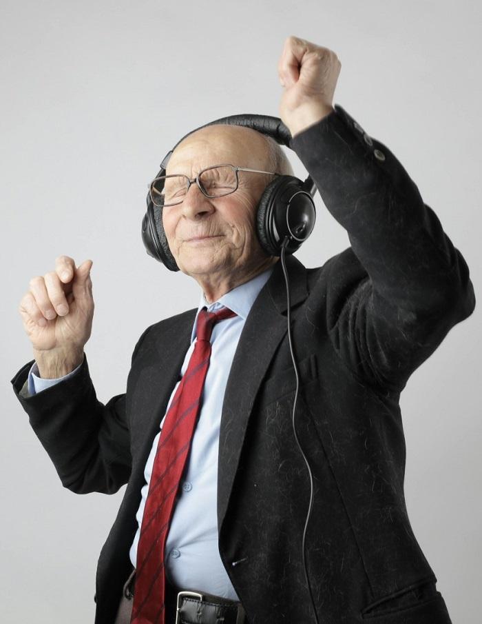 Homem idoso dançando com fone de ouvido